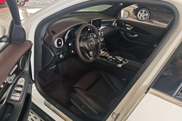 Used Mercedes-Benz GLC 2018 Facelift GLC 260 4MATIC Luxury Edition Driver Seat