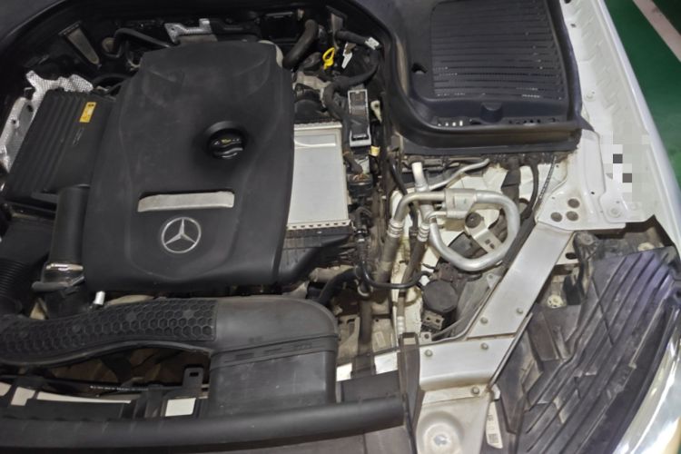 Used Mercedes-Benz GLC 2018 GLC 260 4MATIC Luxury Model Engine Bay Left