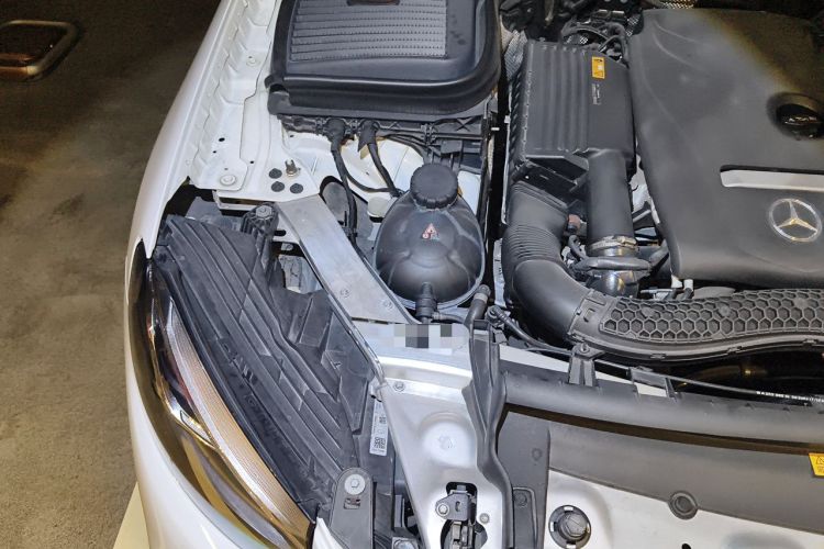 Used Mercedes-Benz GLC 2018 GLC 260 4MATIC Luxury Model Engine Bay Right
