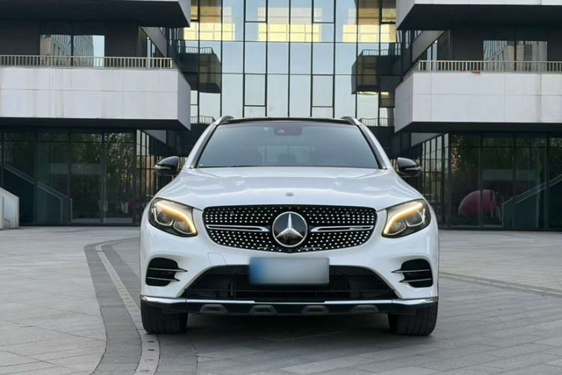 Used Mercedes-Benz GLC 2018 Facelift GLC 260 4MATIC Luxury Edition Exterior 1