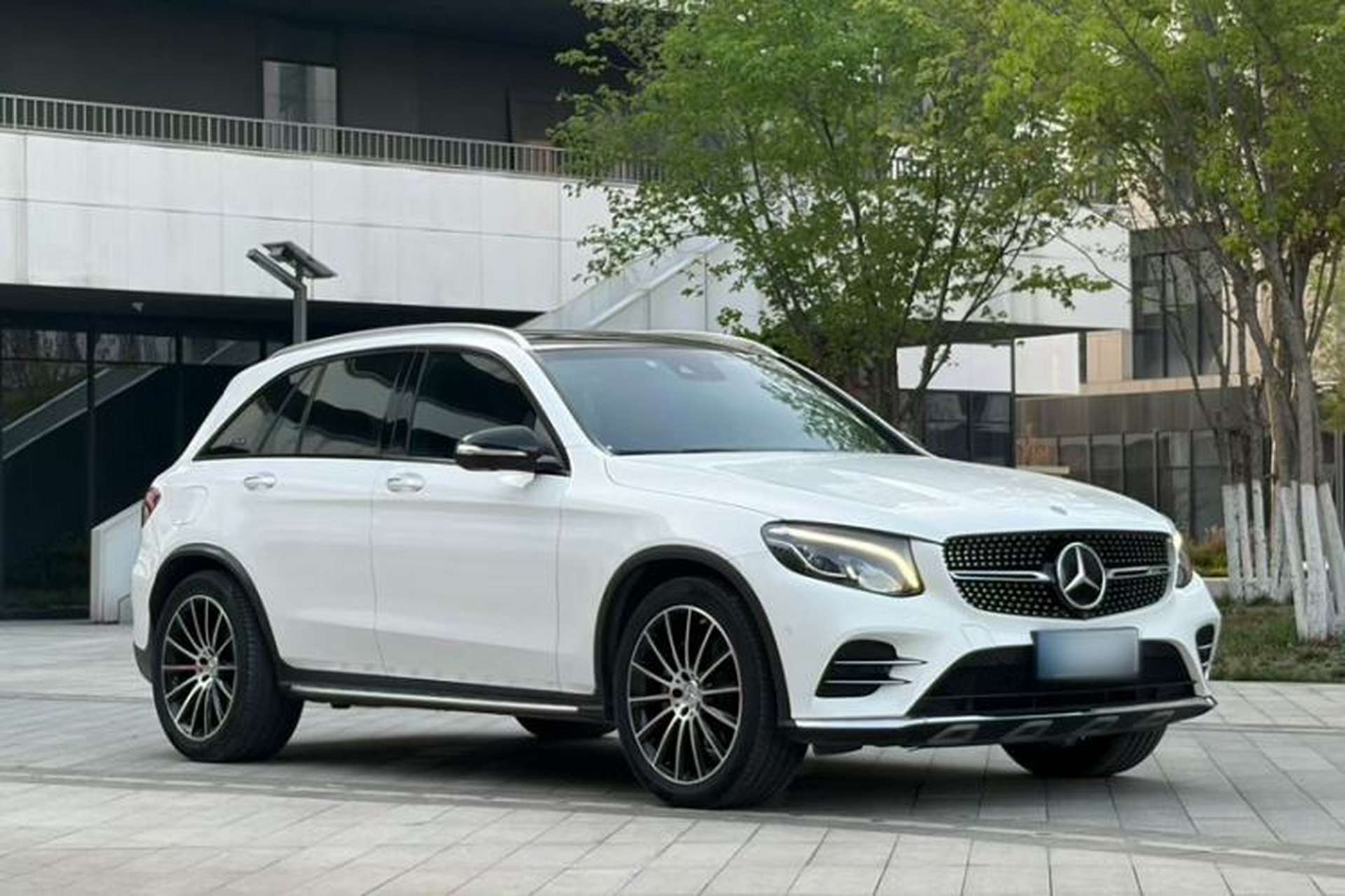 Used Mercedes-Benz GLC 2018 Facelift GLC 260 4MATIC Luxury Edition Exterior 2
