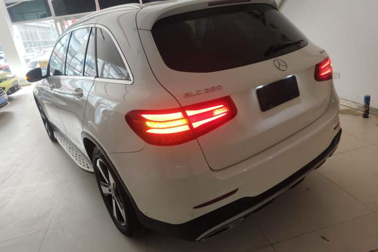 Used Mercedes-Benz GLC 2018 Facelift GLC 260 4MATIC Luxury Edition Exterior 2