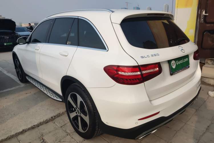 Used Mercedes-Benz GLC 2018 GLC 260 4MATIC Luxury Model Exterior 2