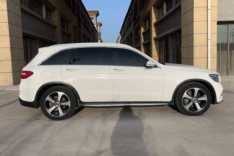 Used Mercedes-Benz GLC 2018 GLC 260 4MATIC Luxury Model Exterior 2