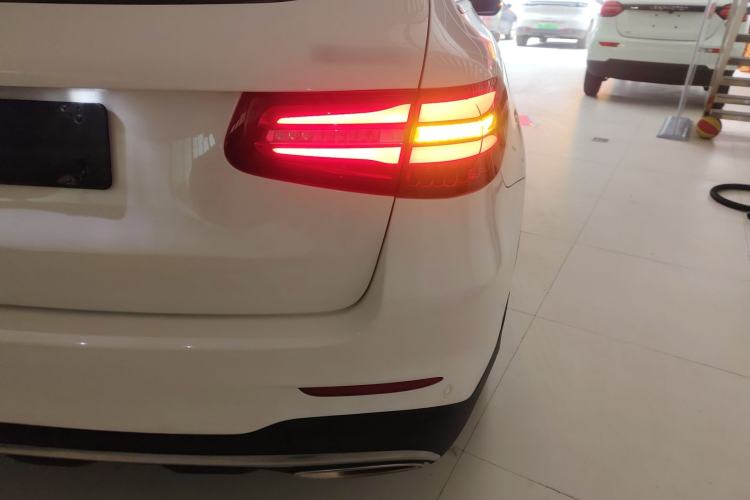 Used Mercedes-Benz GLC 2018 Facelift GLC 260 4MATIC Luxury Edition Exterior 3