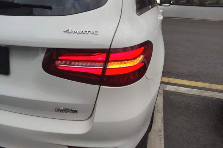 Used Mercedes-Benz GLC 2018 GLC 260 4MATIC Luxury Model Exterior 3