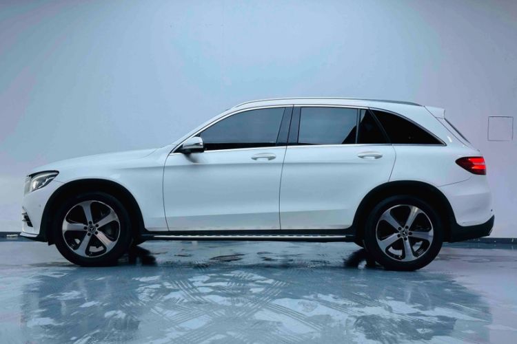 Used Mercedes-Benz GLC 2018 Facelift GLC 260 4MATIC Luxury Edition Exterior 3