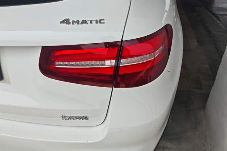 Used Mercedes-Benz GLC 2018 Facelift GLC 260 4MATIC Luxury Edition Exterior 3