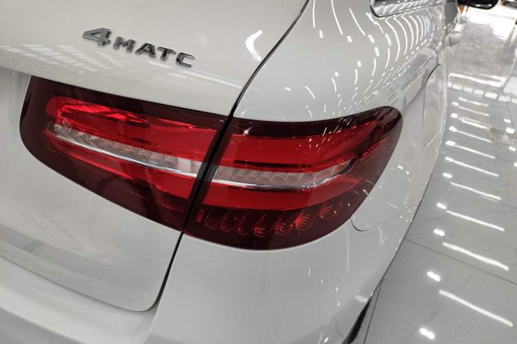 Used Mercedes-Benz GLC 2018 GLC 260 4MATIC Luxury Model Exterior 3