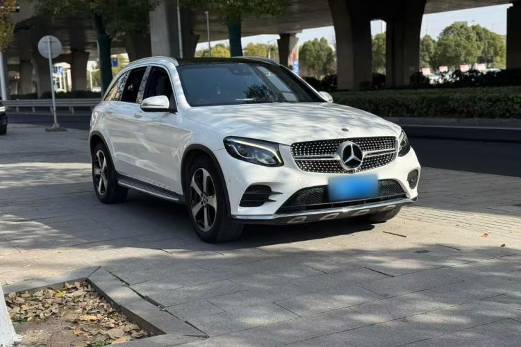 Used Mercedes-Benz GLC 2018 GLC 260 4MATIC Luxury Model Front Right 45 Deg