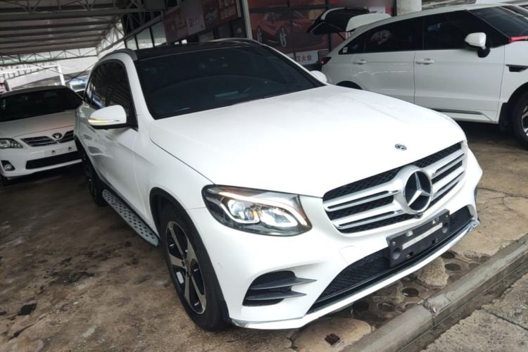Used Mercedes-Benz GLC 2018 GLC 260 4MATIC Luxury Model Front Right 45 Deg