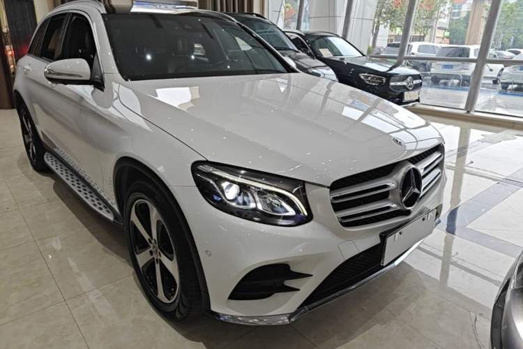 Used Mercedes-Benz GLC 2018 GLC 260 4MATIC Luxury Model Front Right 45 Deg