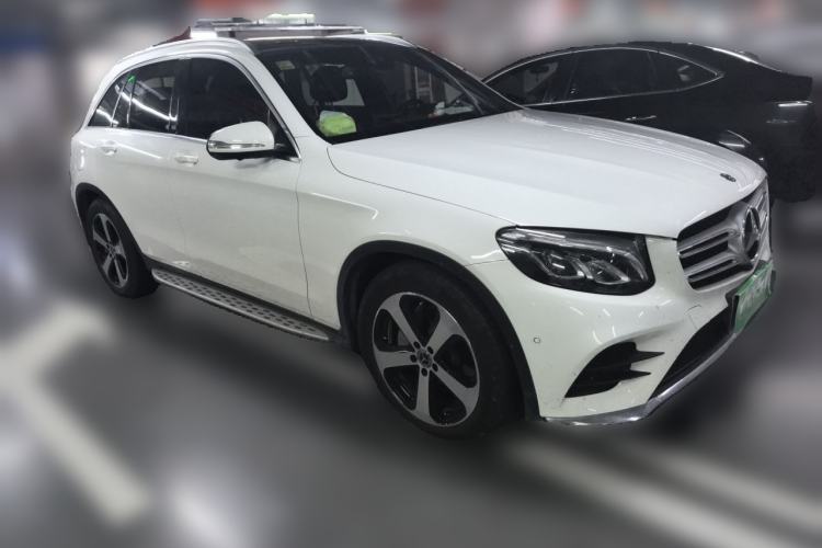 Used Mercedes-Benz GLC 2018 GLC 260 4MATIC Luxury Model Front Right 45 Deg