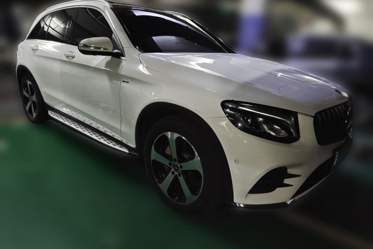 Used Mercedes-Benz GLC 2018 GLC 260 4MATIC Luxury Model Front Right 45 Deg