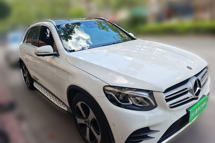 Used Mercedes-Benz GLC 2018 GLC 260 4MATIC Luxury Model Front Right 45 Deg