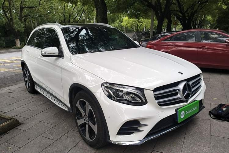 Used Mercedes-Benz GLC 2018 GLC 260 4MATIC Luxury Model Front Right 45 Deg
