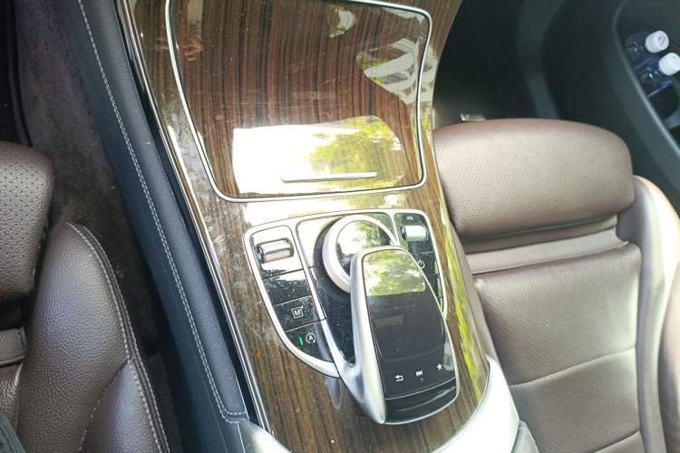 Used Mercedes-Benz GLC 2018 Facelift GLC 260 4MATIC Luxury Edition Gear Lever