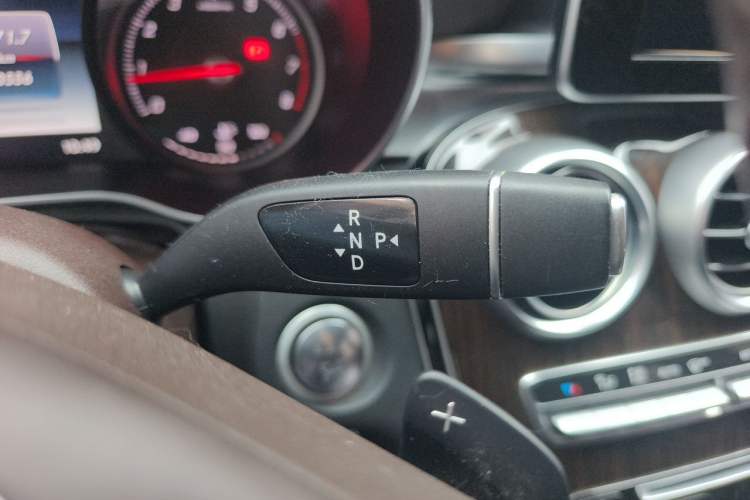 Used Mercedes-Benz GLC 2018 Facelift GLC 260 4MATIC Luxury Edition Gear Lever