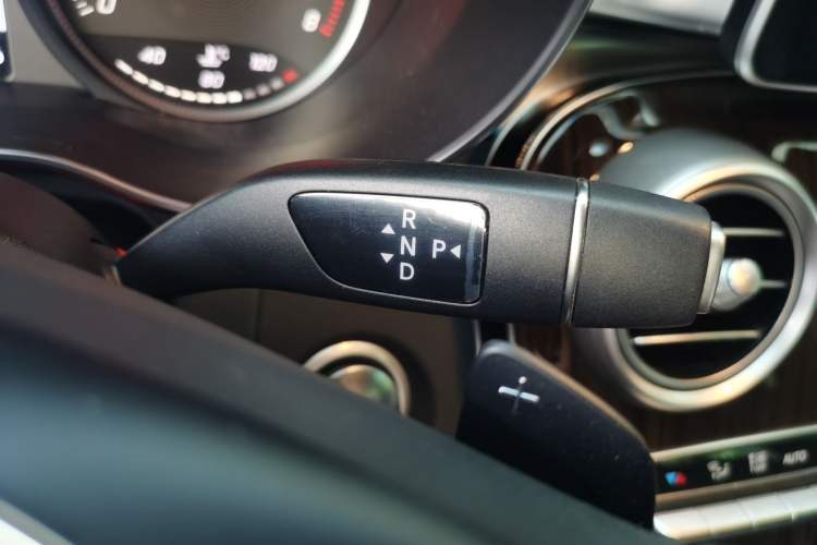 Used Mercedes-Benz GLC 2018 Facelift GLC 260 4MATIC Luxury Edition Gear Lever