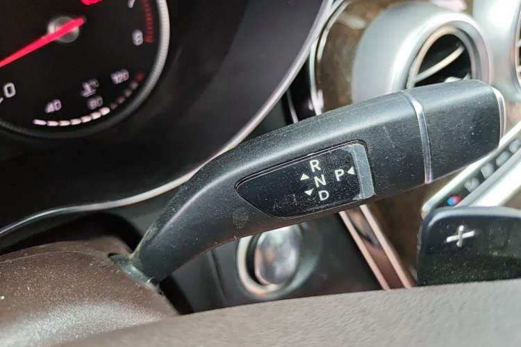 Used Mercedes-Benz GLC 2018 Facelift GLC 260 4MATIC Luxury Edition Gear Lever