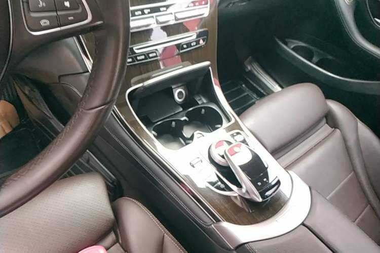 Used Mercedes-Benz GLC 2018 Facelift GLC 260 4MATIC Luxury Edition Gear Lever
