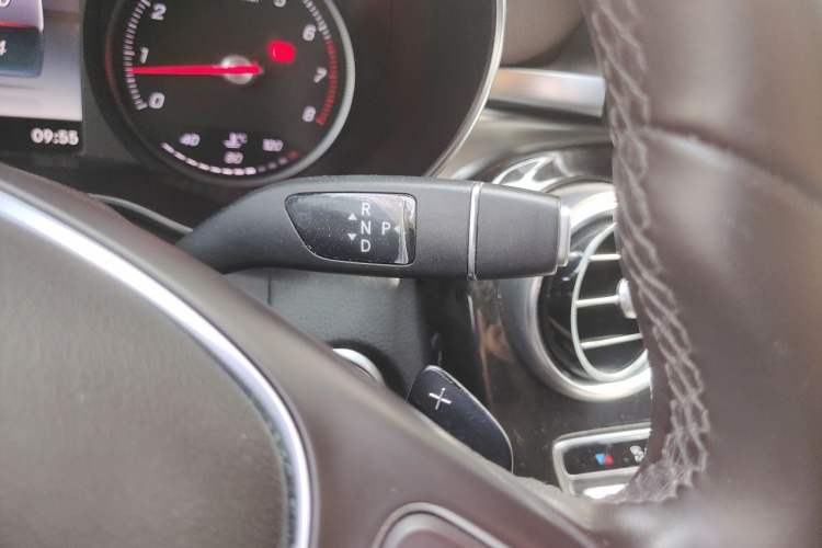 Used Mercedes-Benz GLC 2018 Facelift GLC 260 4MATIC Luxury Edition Gear Lever