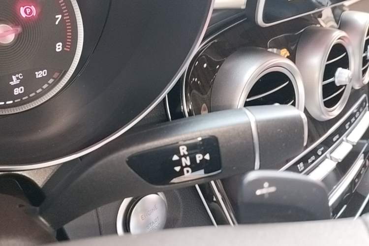 Used Mercedes-Benz GLC 2018 Facelift GLC 260 4MATIC Luxury Edition Gear Lever