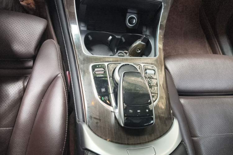Used Mercedes-Benz GLC 2018 Facelift GLC 260 4MATIC Luxury Edition Gear Lever