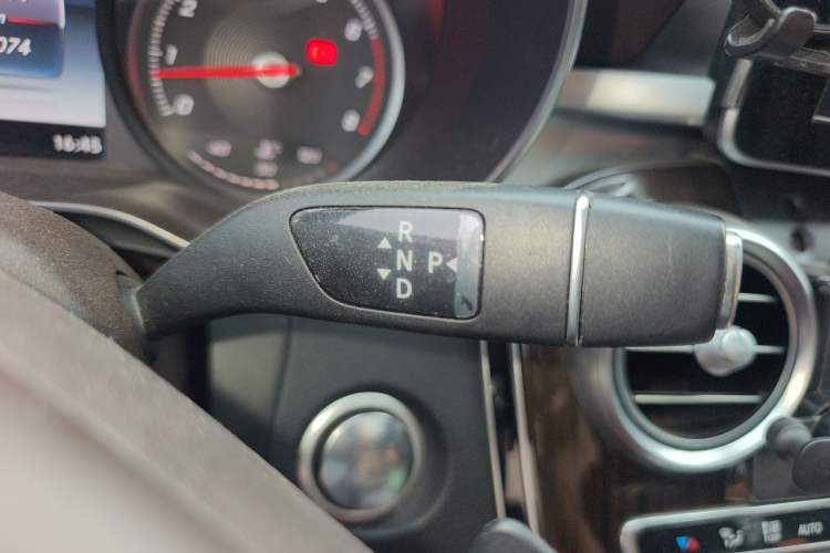Used Mercedes-Benz GLC 2018 Facelift GLC 260 4MATIC Luxury Edition Gear Lever