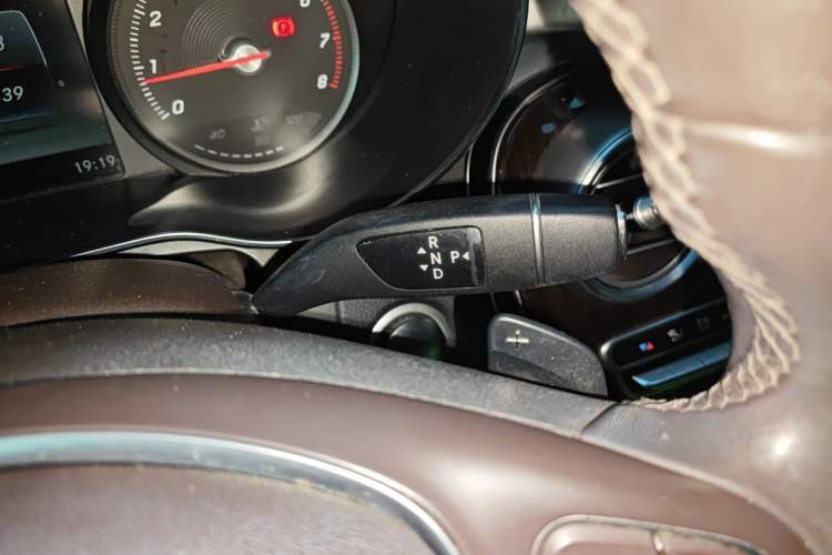 Used Mercedes-Benz GLC 2018 Facelift GLC 260 4MATIC Luxury Edition Gear Lever