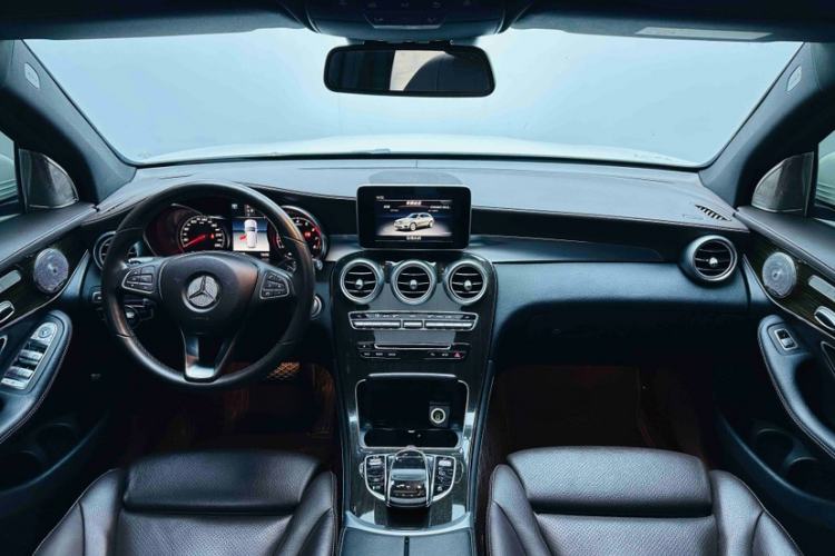 Used Mercedes-Benz GLC 2018 Facelift GLC 260 4MATIC Luxury Edition Gear Lever