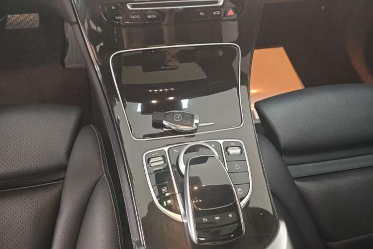 Used Mercedes-Benz GLC 2018 Facelift GLC 260 4MATIC Luxury Edition Gear Lever
