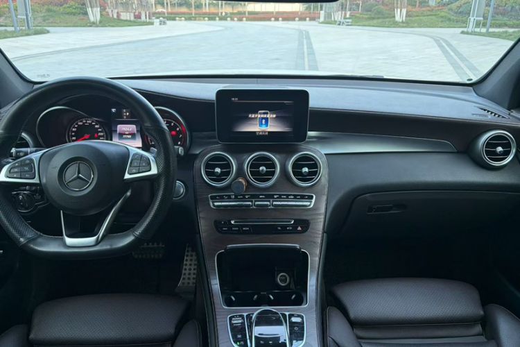 Used Mercedes-Benz GLC 2018 Facelift GLC 260 4MATIC Luxury Edition Interior 1