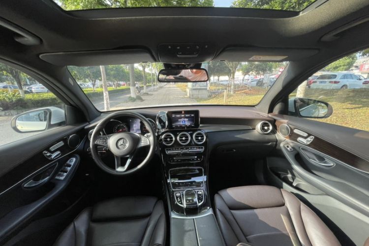 Used Mercedes-Benz GLC 2018 GLC 260 4MATIC Luxury Model Interior 1