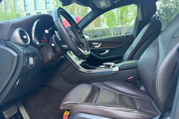 Used Mercedes-Benz GLC 2018 Facelift GLC 260 4MATIC Luxury Edition Interior 2