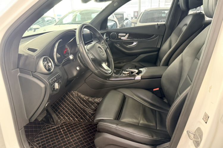 Used Mercedes-Benz GLC 2018 Facelift GLC 260 4MATIC Luxury Edition Interior 2
