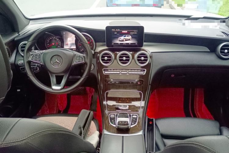 Used Mercedes-Benz GLC 2018 Facelift GLC 260 4MATIC Luxury Edition Interior 2