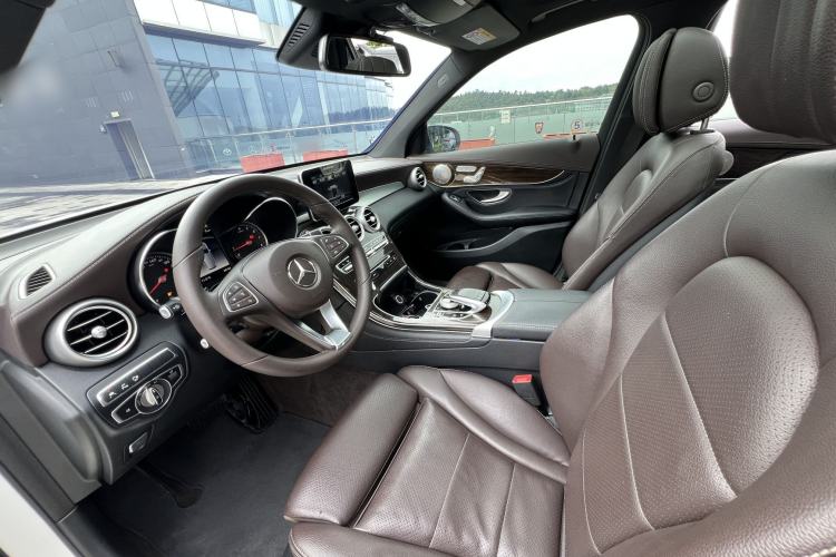 Used Mercedes-Benz GLC 2018 Facelift GLC 260 4MATIC Luxury Edition Interior 2
