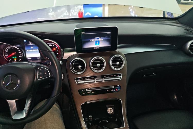 Used Mercedes-Benz GLC 2018 GLC 300 4MATIC Sport Edition Interior 2