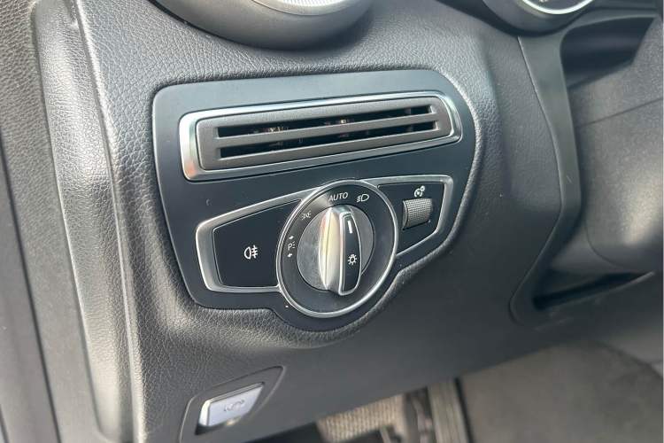 Used Mercedes-Benz GLC 2018 GLC 260 4MATIC Dynamic Edition Interior 3