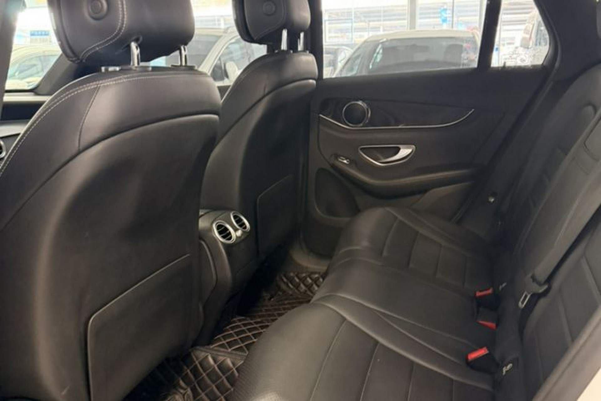 Used Mercedes-Benz GLC 2018 Facelift GLC 260 4MATIC Luxury Edition Interior 3