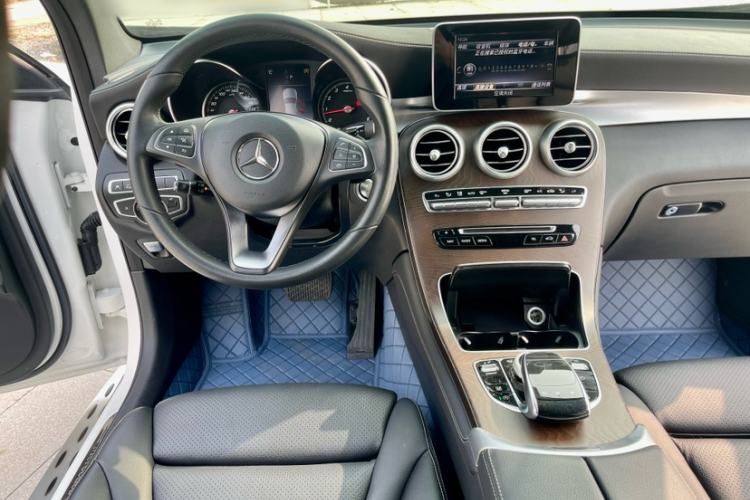 Used Mercedes-Benz GLC 2018 GLC 300 4MATIC Sport Edition Interior 3