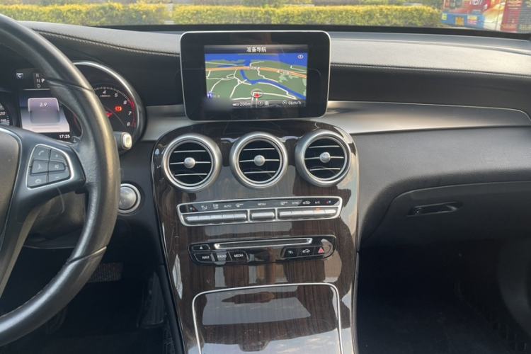 Used Mercedes-Benz GLC 2018 Facelifted GLC 260 4MATIC Dynamic Edition Interior 3