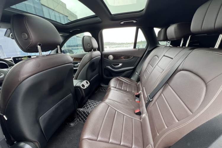 Used Mercedes-Benz GLC 2018 Facelift GLC 260 4MATIC Luxury Edition Interior 3