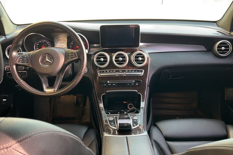 Used Mercedes-Benz GLC 2018 GLC 260 4MATIC Luxury Model Interior 3