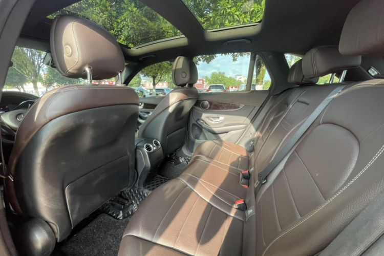 Used Mercedes-Benz GLC 2018 GLC 260 4MATIC Luxury Model Interior 3