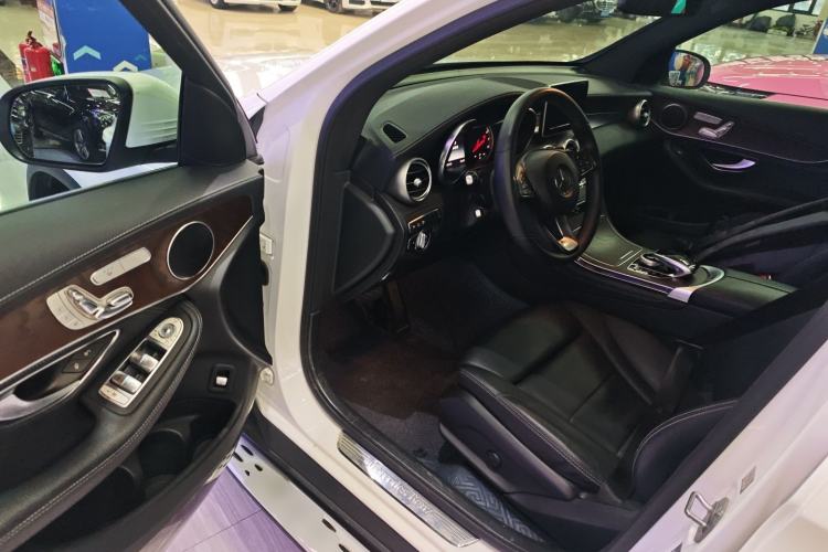 Used Mercedes-Benz GLC 2018 GLC 300 4MATIC Sport Edition Interior 3