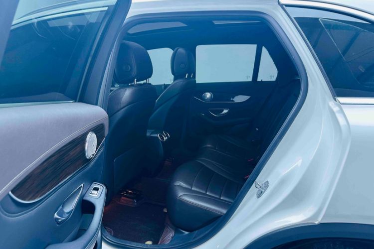 Used Mercedes-Benz GLC 2018 Facelift GLC 260 4MATIC Luxury Edition Interior 4