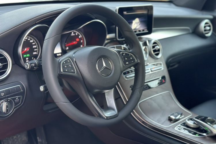 Used Mercedes-Benz GLC 2018 GLC 300 4MATIC Sport Edition Interior 5