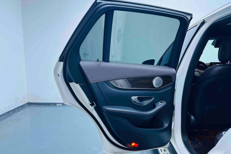 Used Mercedes-Benz GLC 2018 Facelift GLC 260 4MATIC Luxury Edition Interior 8